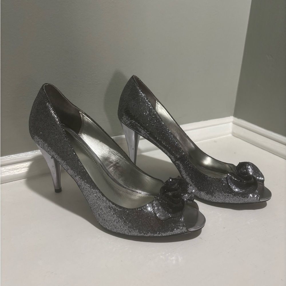 Style & Co Pewter Silver Flower Petal Open Toe Heels- size 9